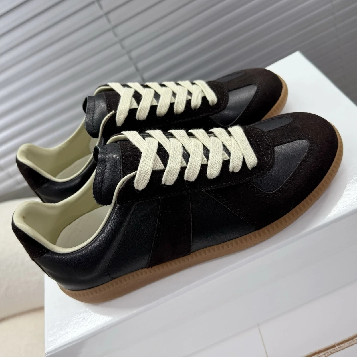 High quality new leather flat casual sports shoes men's lace up white shoes luxury German training skateboard shoes women's