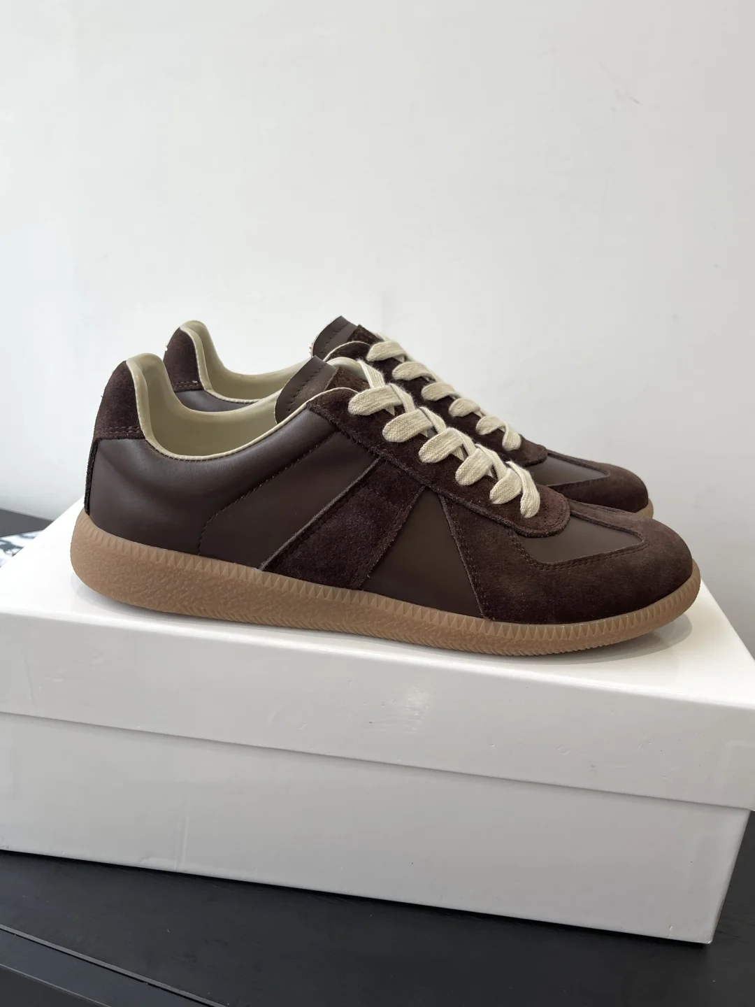 Men's leather flat bottomed casual lace up white shoes, women's moral training shoes, board shoes, running shoes